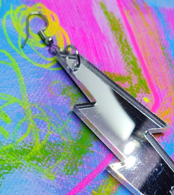 JÄTTISALAMA  HOPEAPEILI