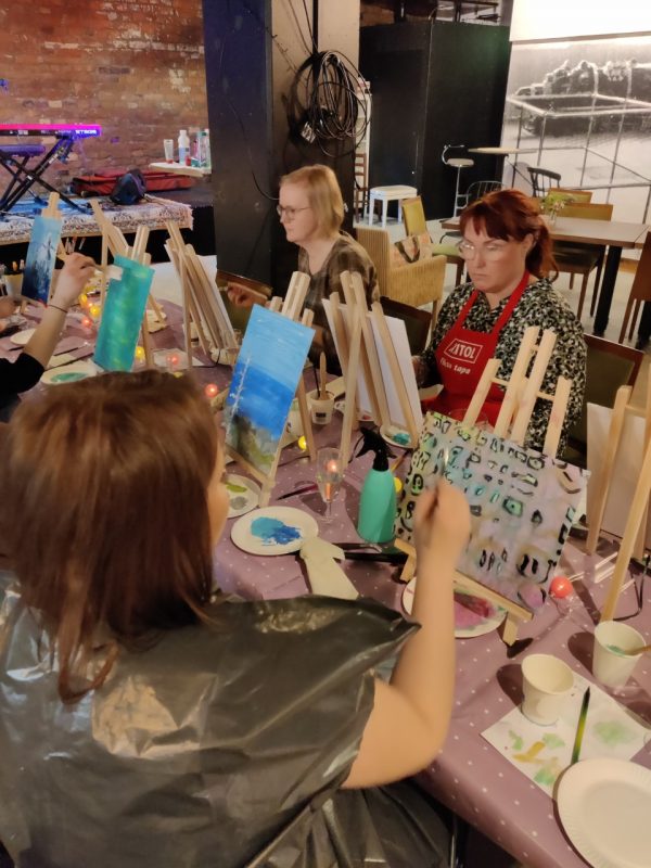 Taidehetki 15 osallistujaa